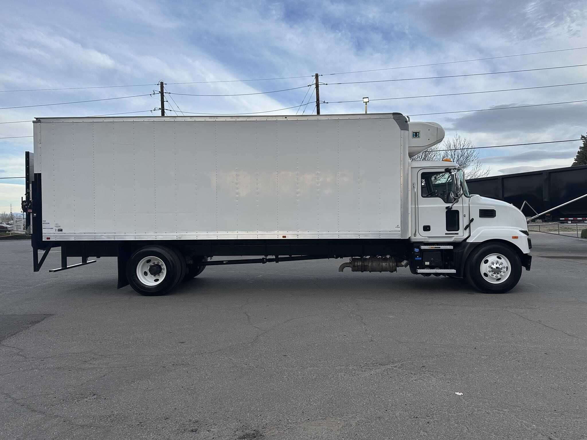 Used 2021 MACK MD6 Reefer/Refrigerated Truck image 3