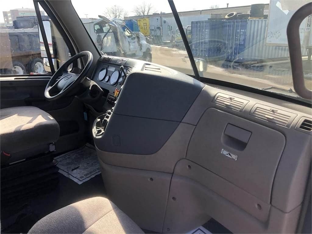 2018 Freightliner Cascadia image 12