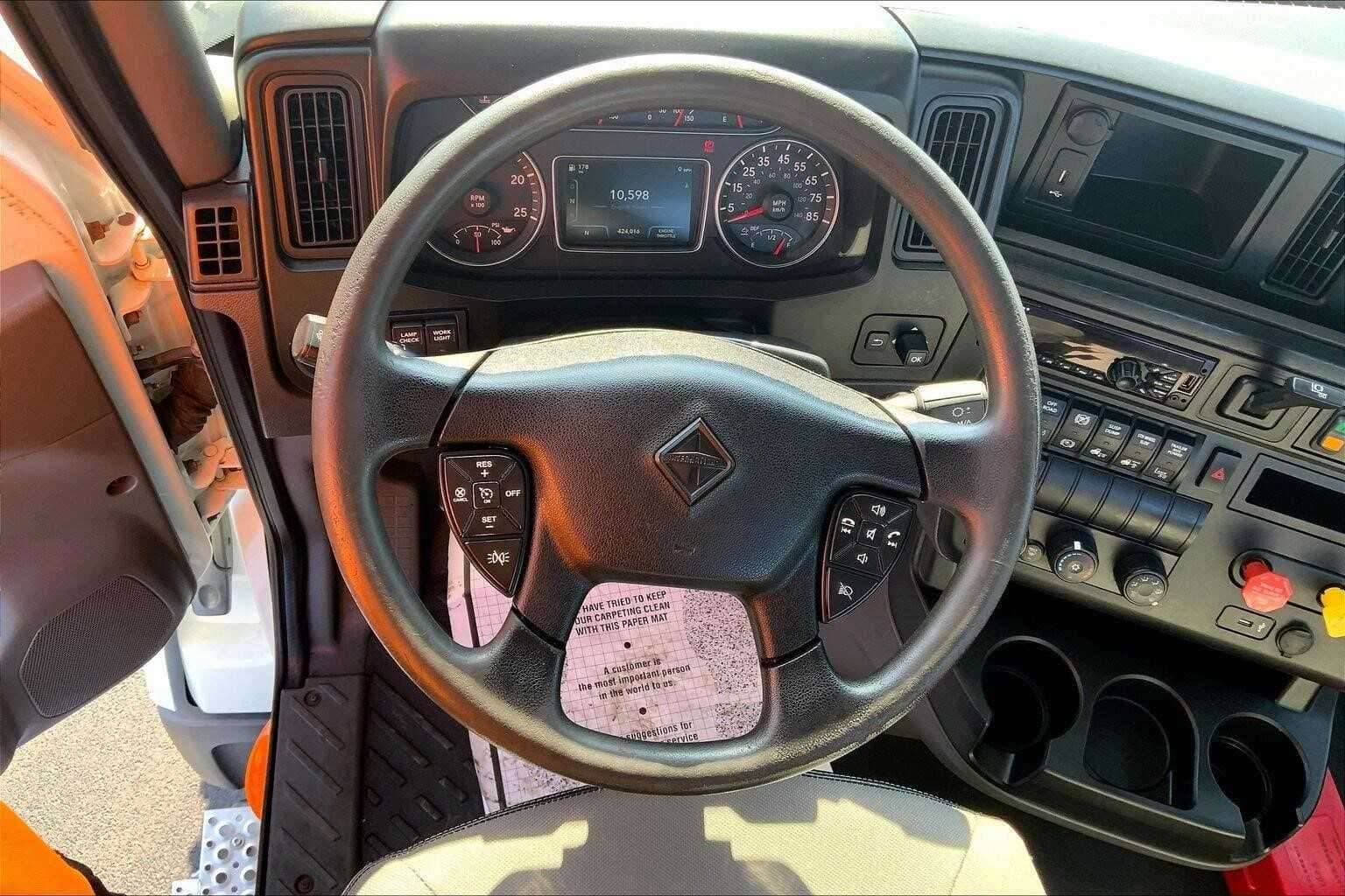 2019 International LT625 image 5