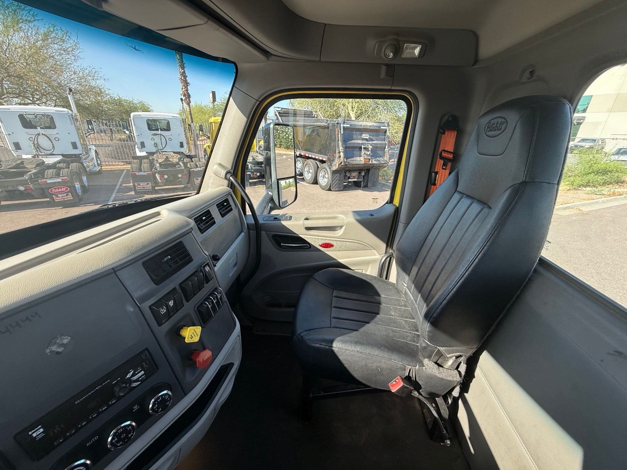 2021 Peterbilt 579 image 14