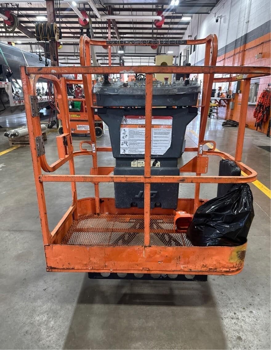 2015 JLG E400AJPN PL6370 image 8