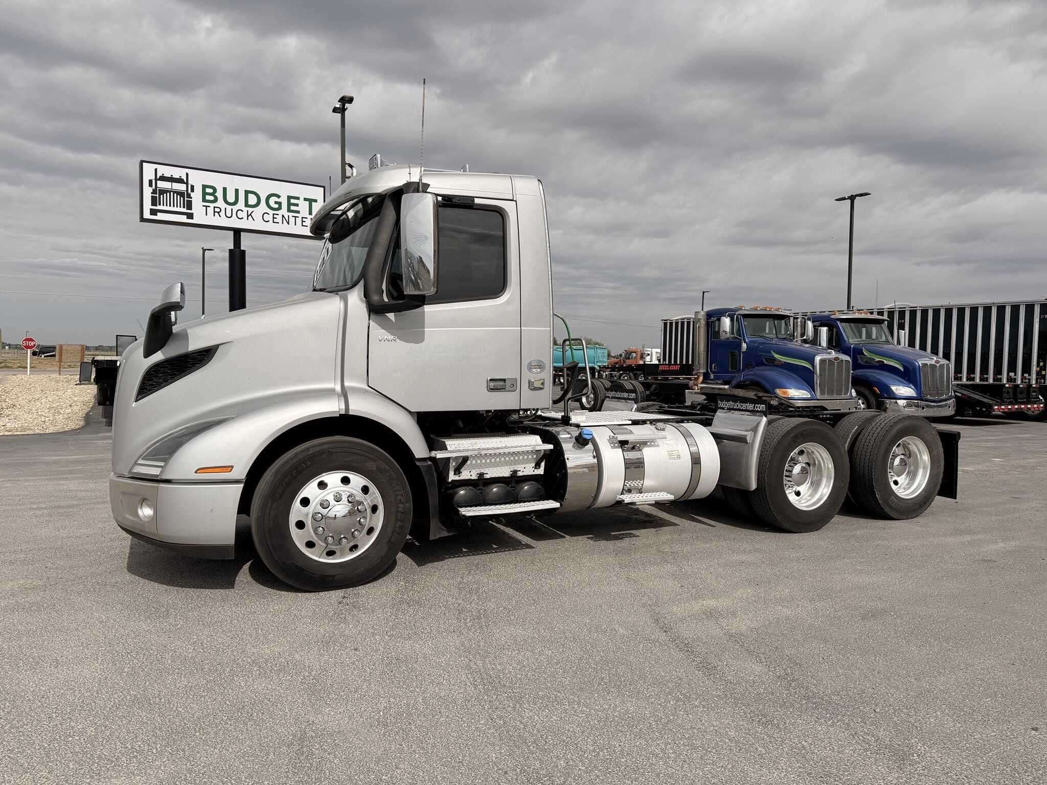 2020 Volvo VNR image 5