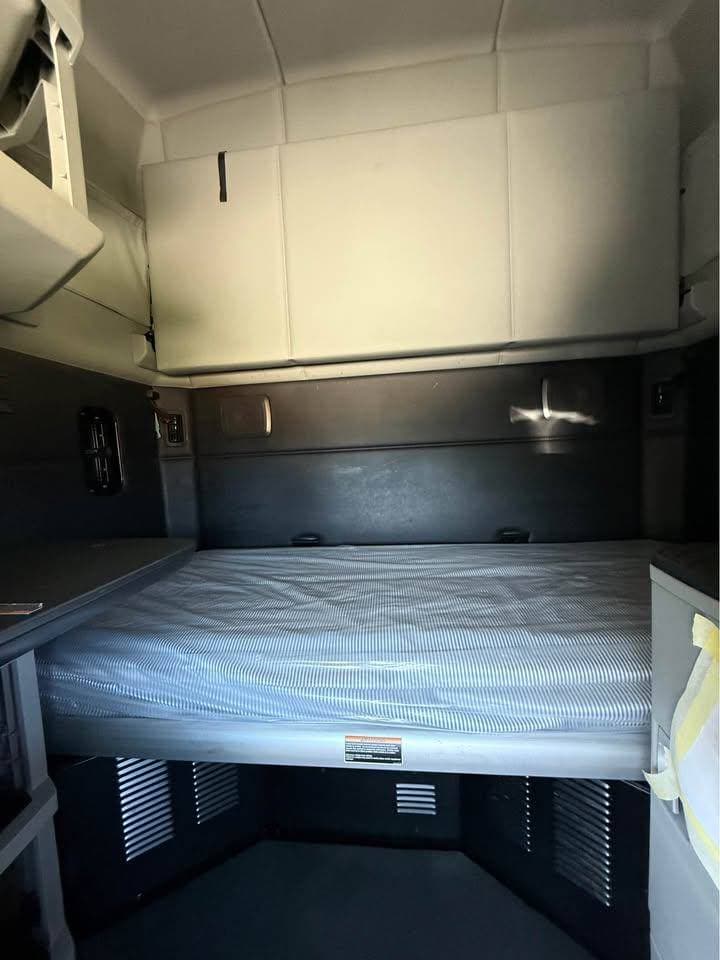 2022 Kenworth T680 image 9