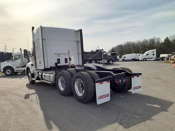 2025 Kenworth T880 image 2