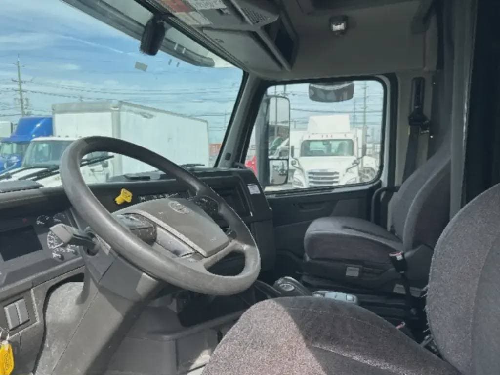 2022 Volvo VNL image 8