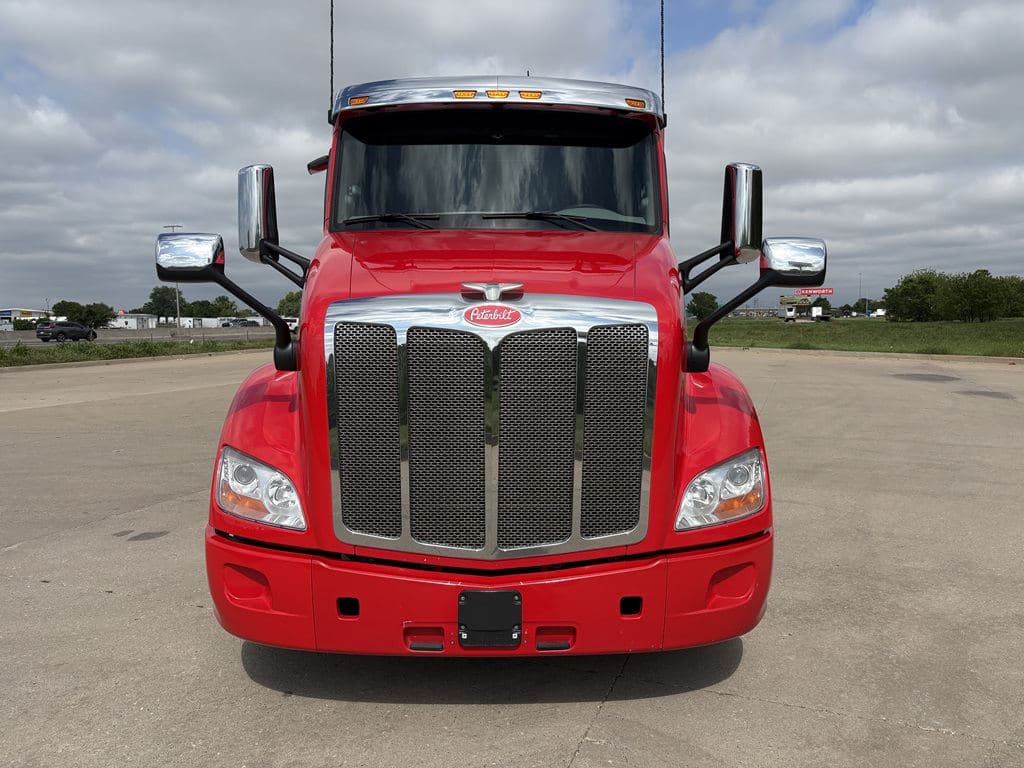 Used 2022 PETERBILT 579 image 7
