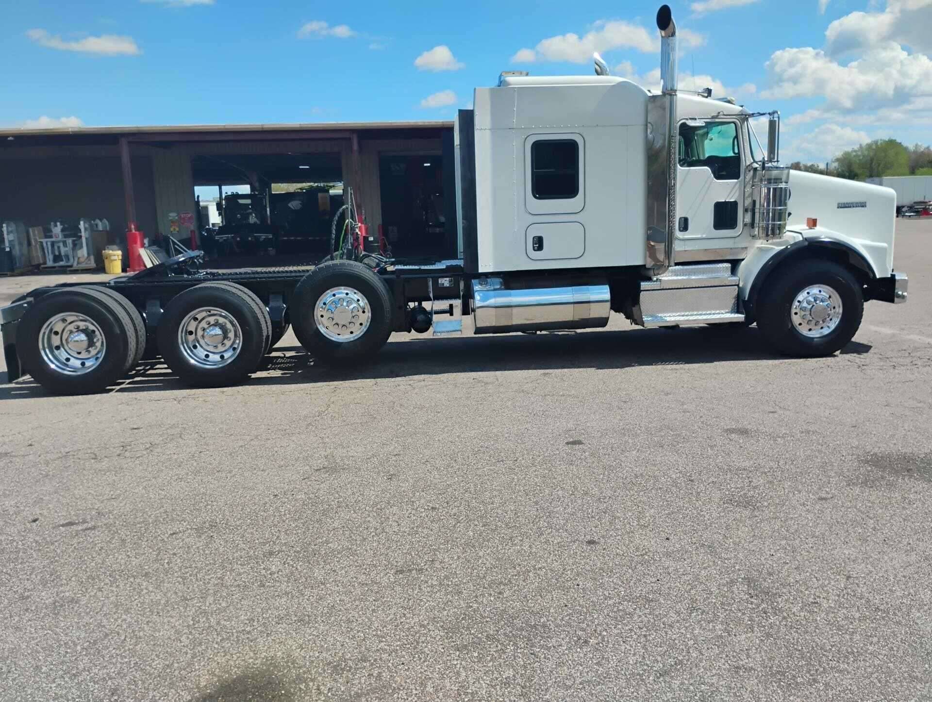 2019 Kenworth T8 Series image 6