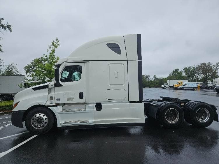 2023 Freightliner Cascadia 126 image 1