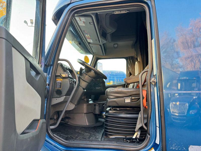 2020 Volvo VNL image 12