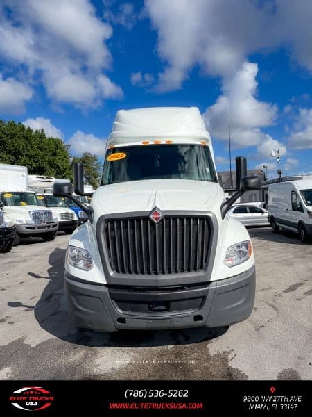 2022 International LT625 image 9