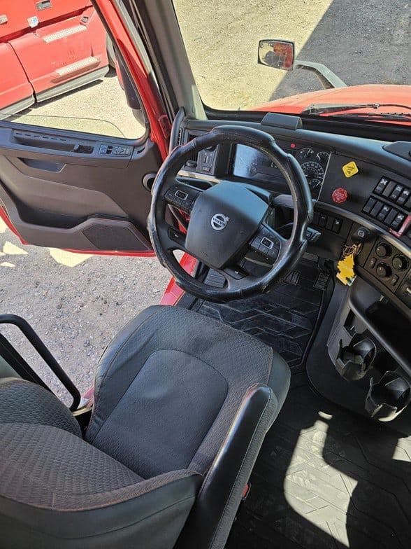 2023 Volvo VNL64T760 image 9