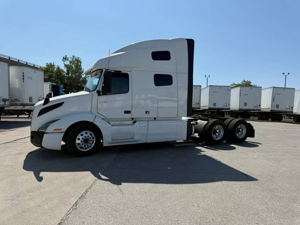 2022 Volvo VNL image 4