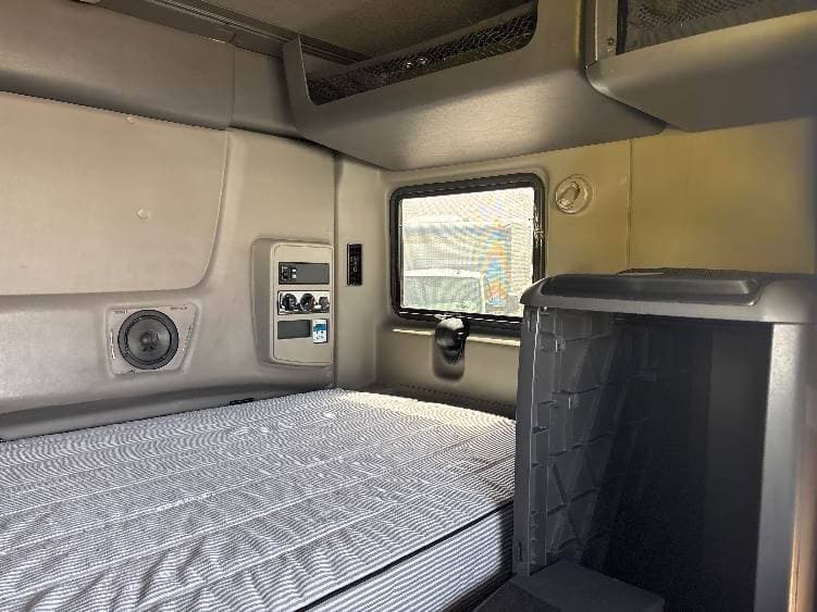 2022 International LT625 image 10