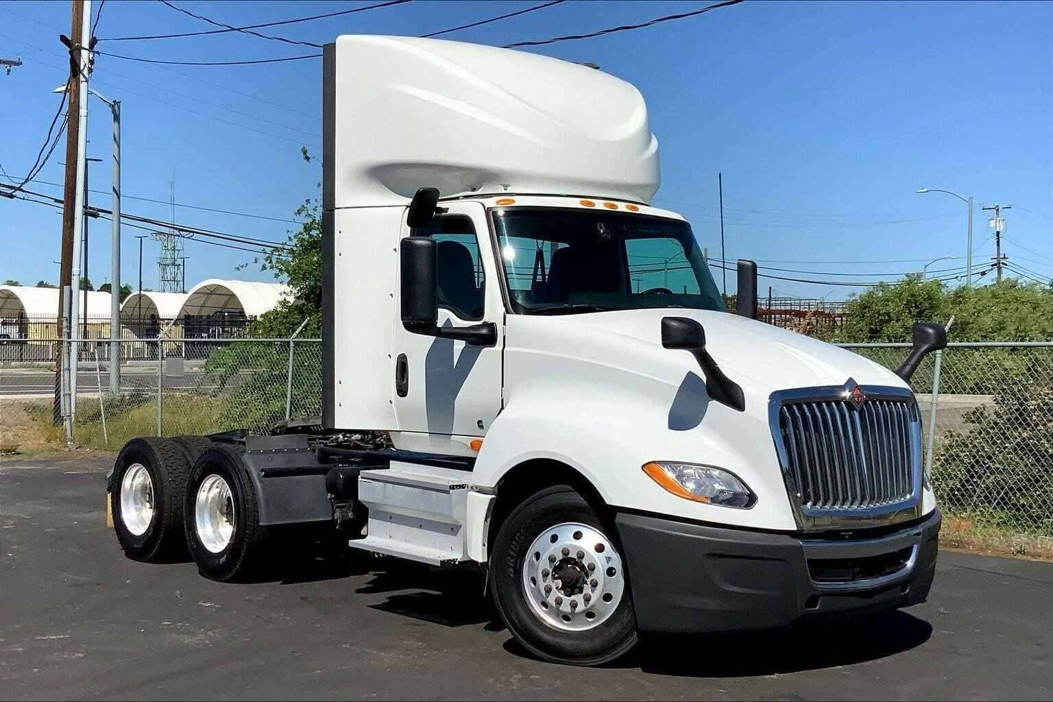 2020 International LT625 image 1
