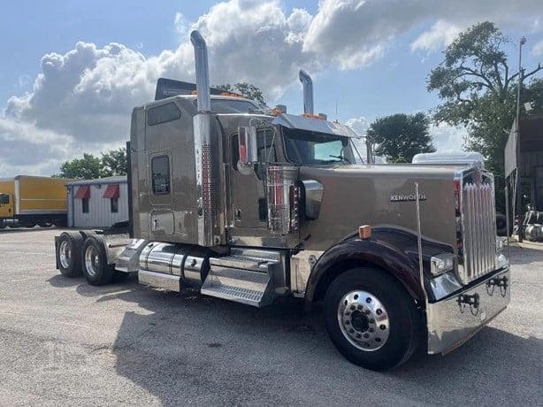 2018 Kenworth W9 Series image 2
