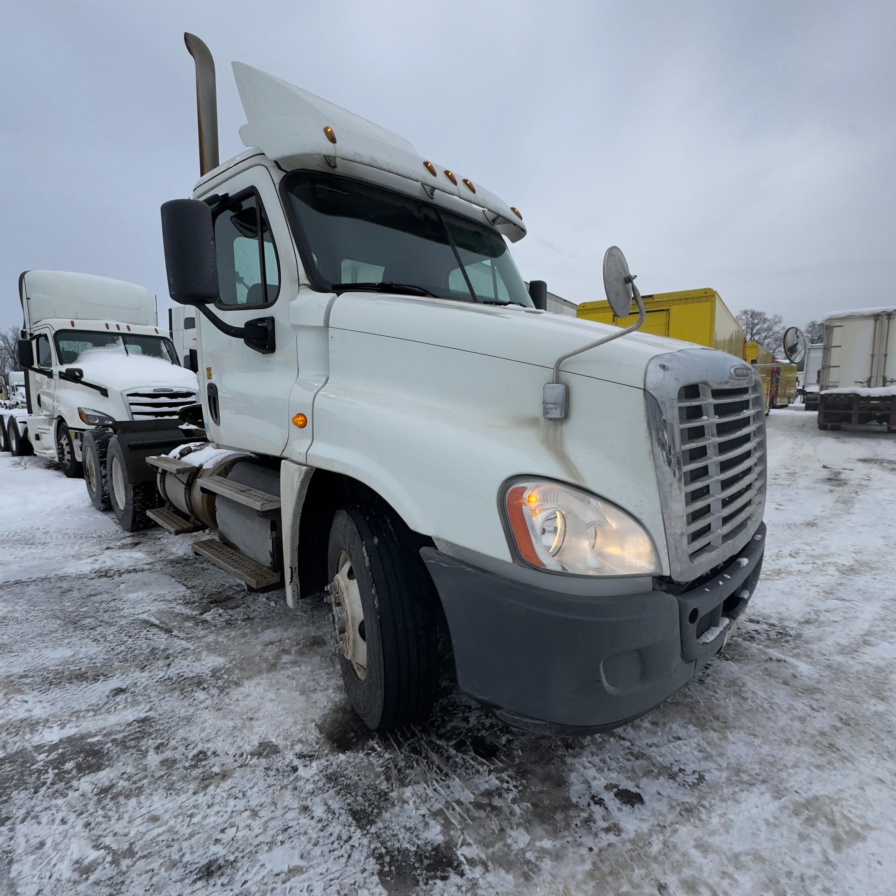 Used 2019 FREIGHTLINER/MERCEDES Conventional - Day Cab - CASCADIA 125 image 3