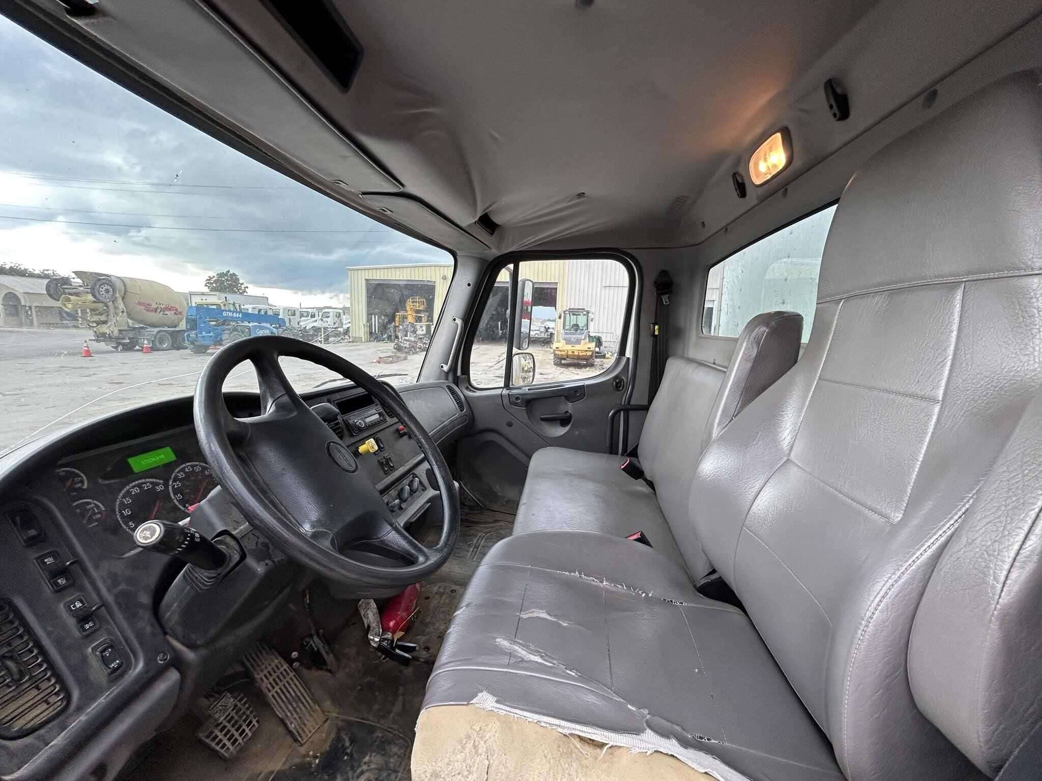 2017 Freightliner M2 image 2