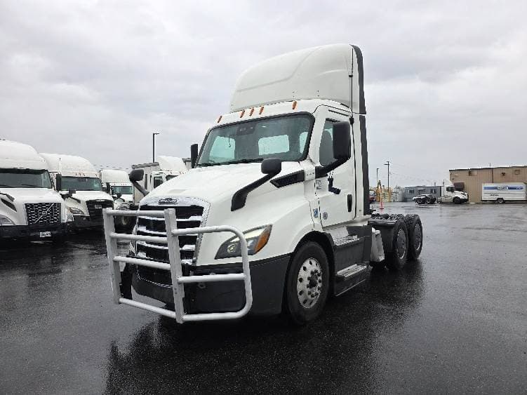 2021 Freightliner Cascadia image 2