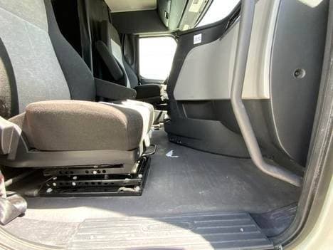 2020 Freightliner Cascadia image 8