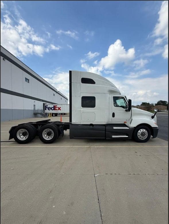 2020 International LT625 image 5