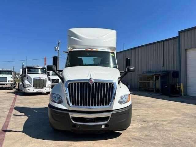 2021 International LT625 image 2
