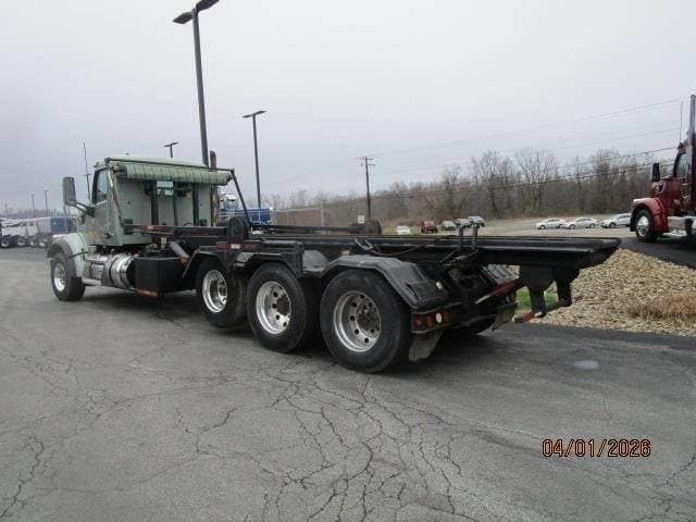 2020 Peterbilt 567 image 3