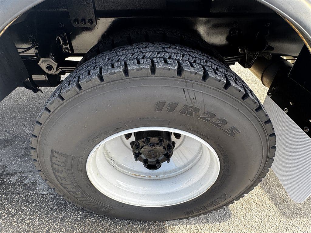 2017 Freightliner M2-106 image 39