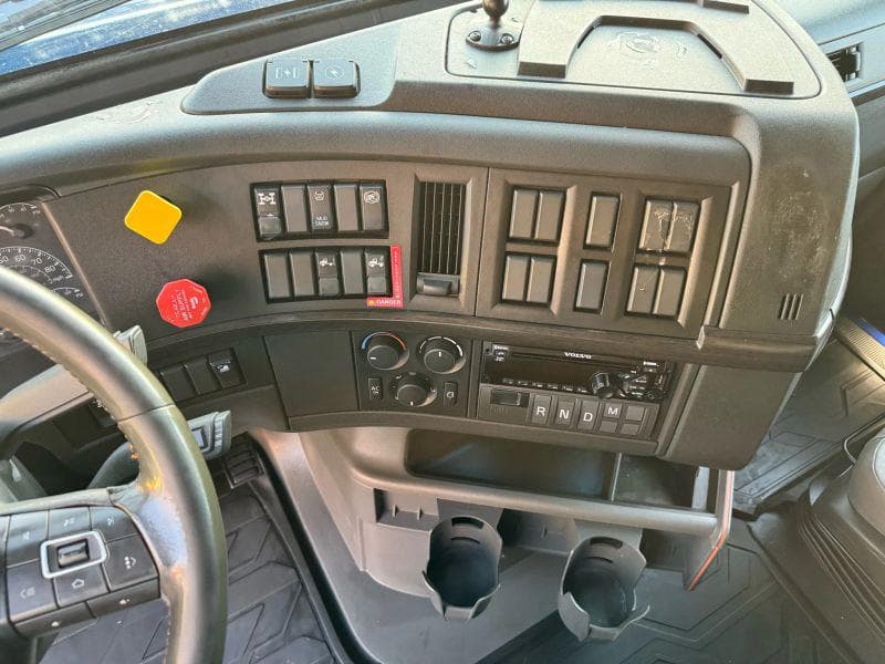 2020 Volvo VNL image 16