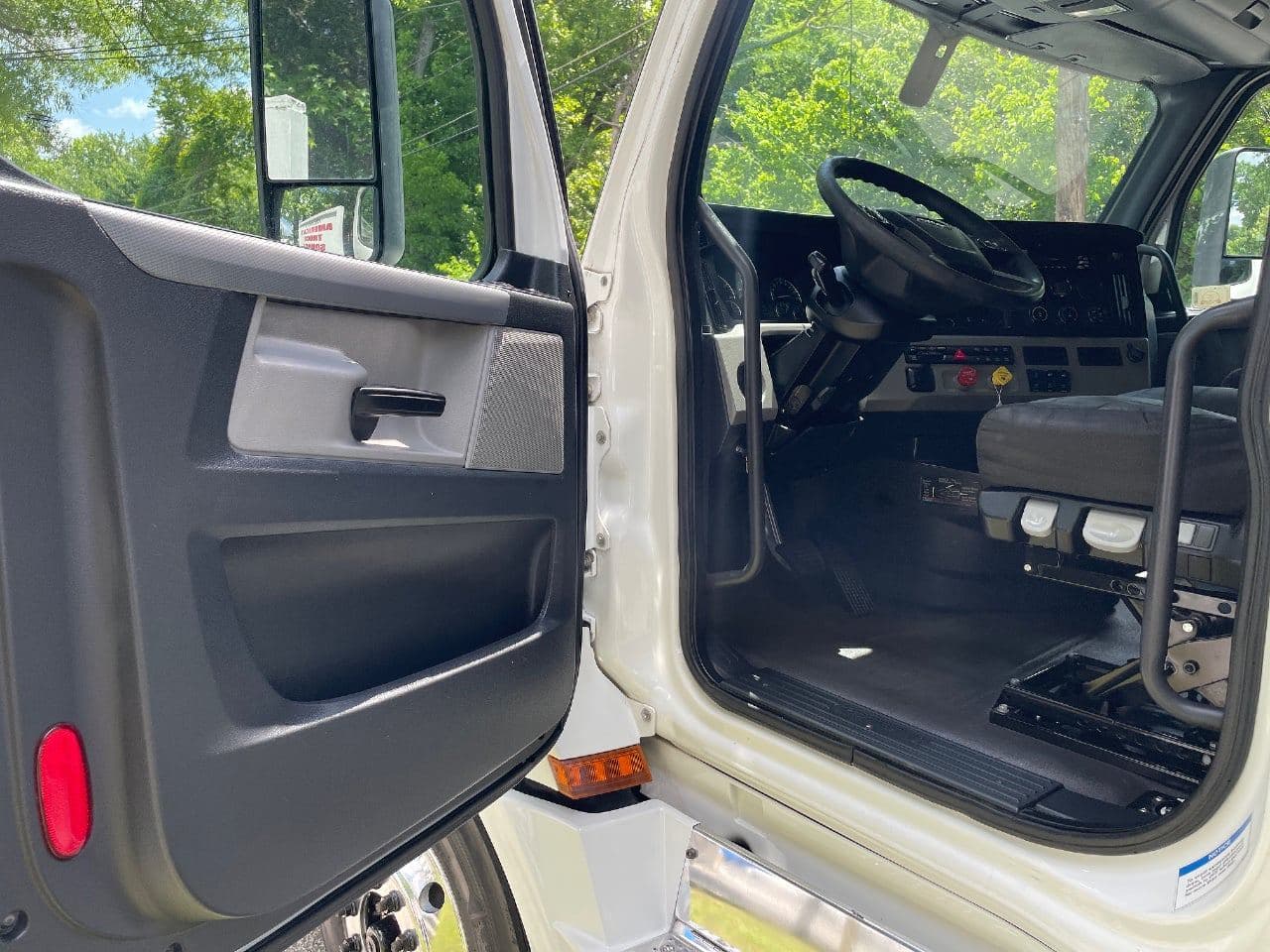 2019 Freightliner Cascadia 126 image 17