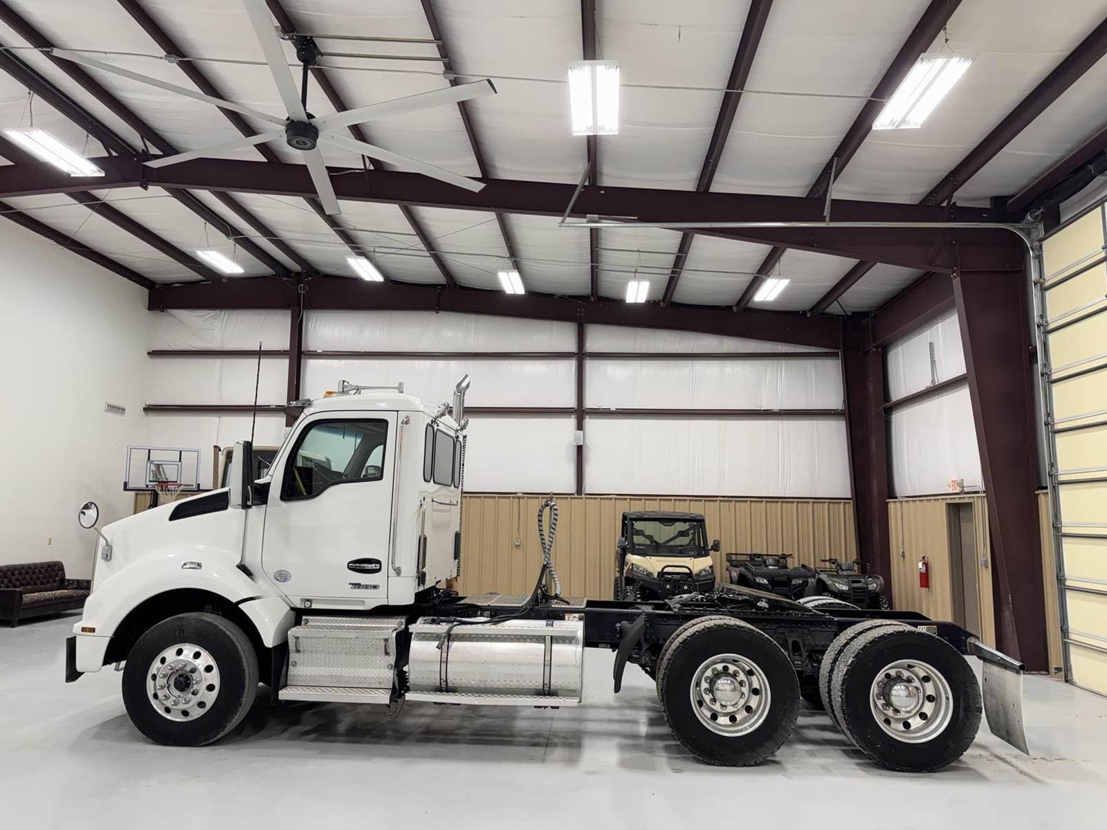 2022 Kenworth T880 Day Cab Truck - Paccar 455HP, 12 Speed Amt image 2