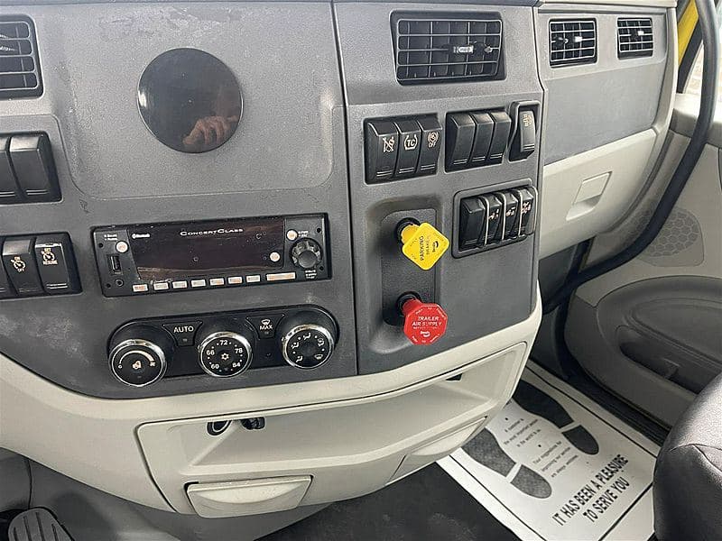 2021 Peterbilt 579 image 11