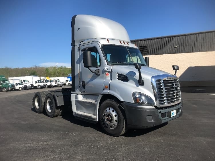 Used 2020 FREIGHTLINER Conventional - Day Cab, Tractor - CASCADIA 113 image 1