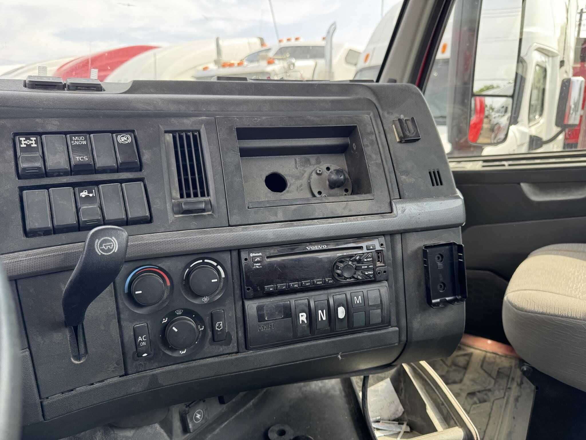 2020 Volvo VNR image 7