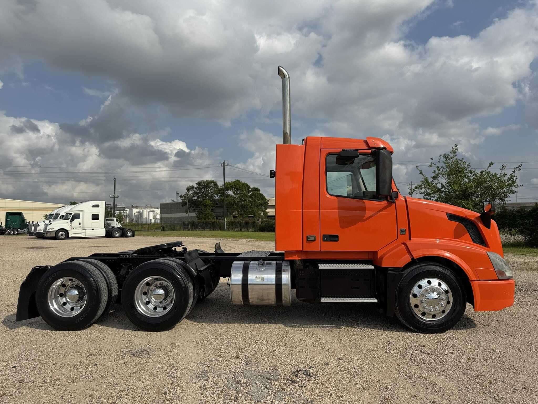 2017 Volvo VNL image 4
