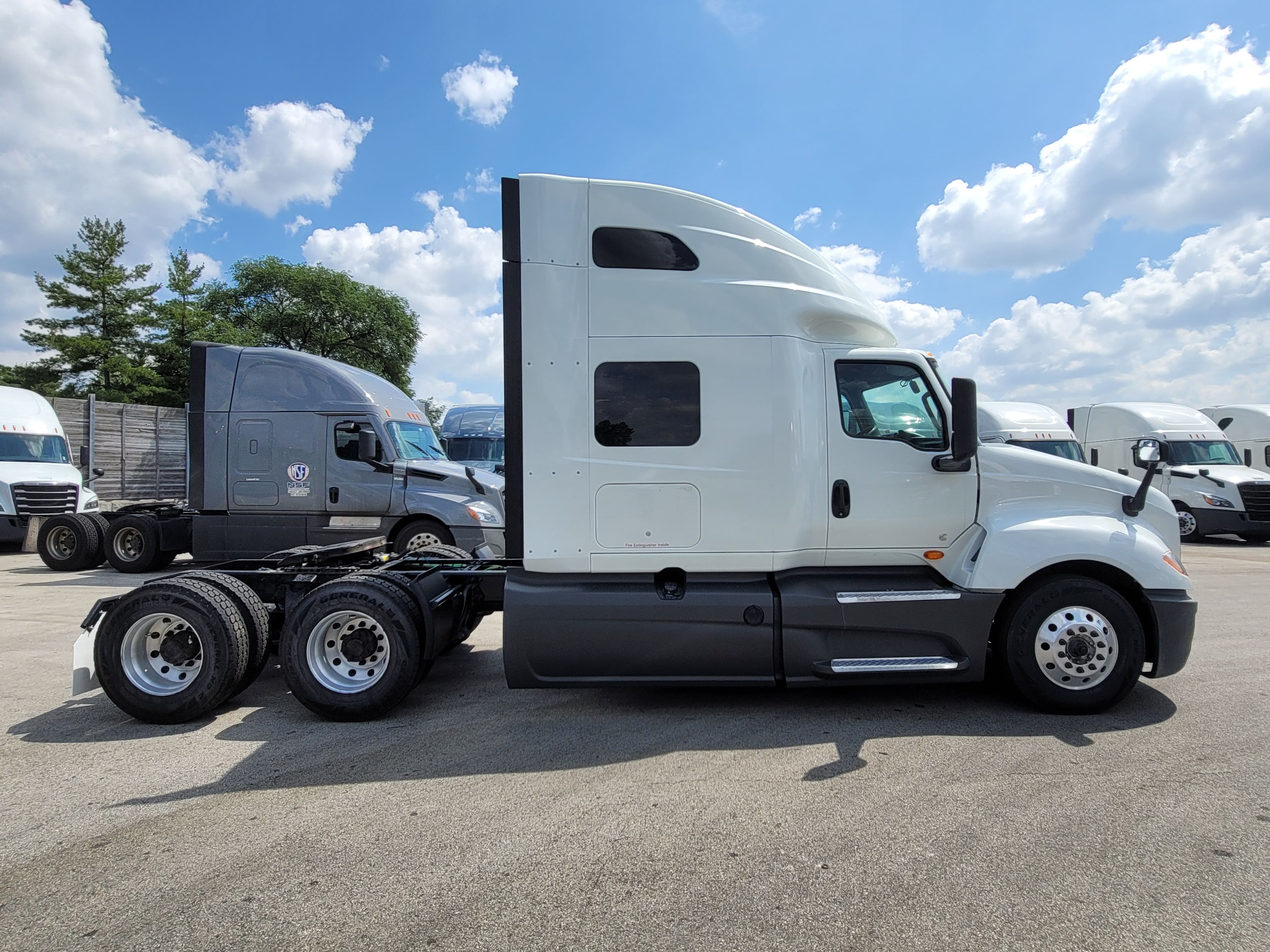 2022 International LT625 image 4