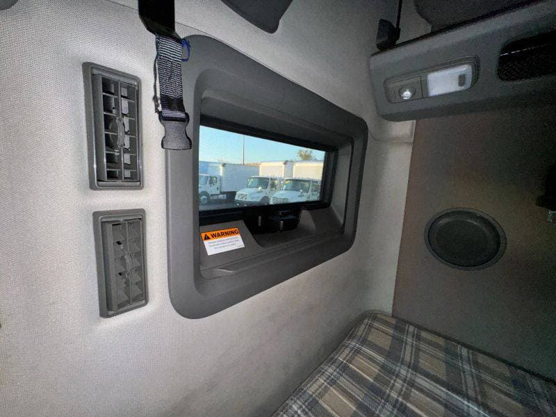 2020 Volvo VNL image 32