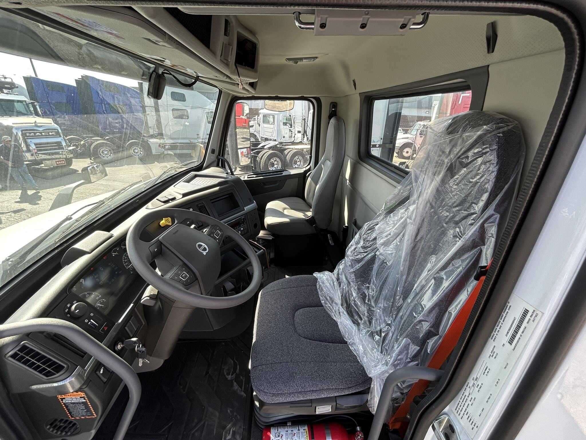 2025 Volvo VNR image 4