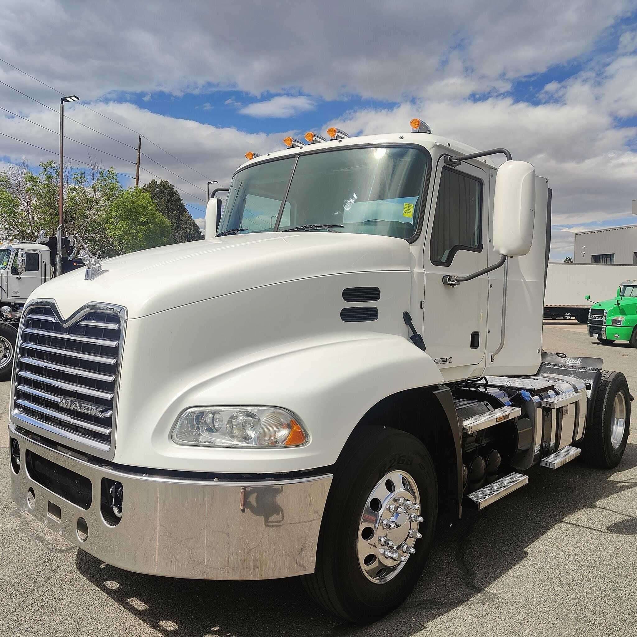 Used 2017 MACK 600 Conventional - Day Cab image 1