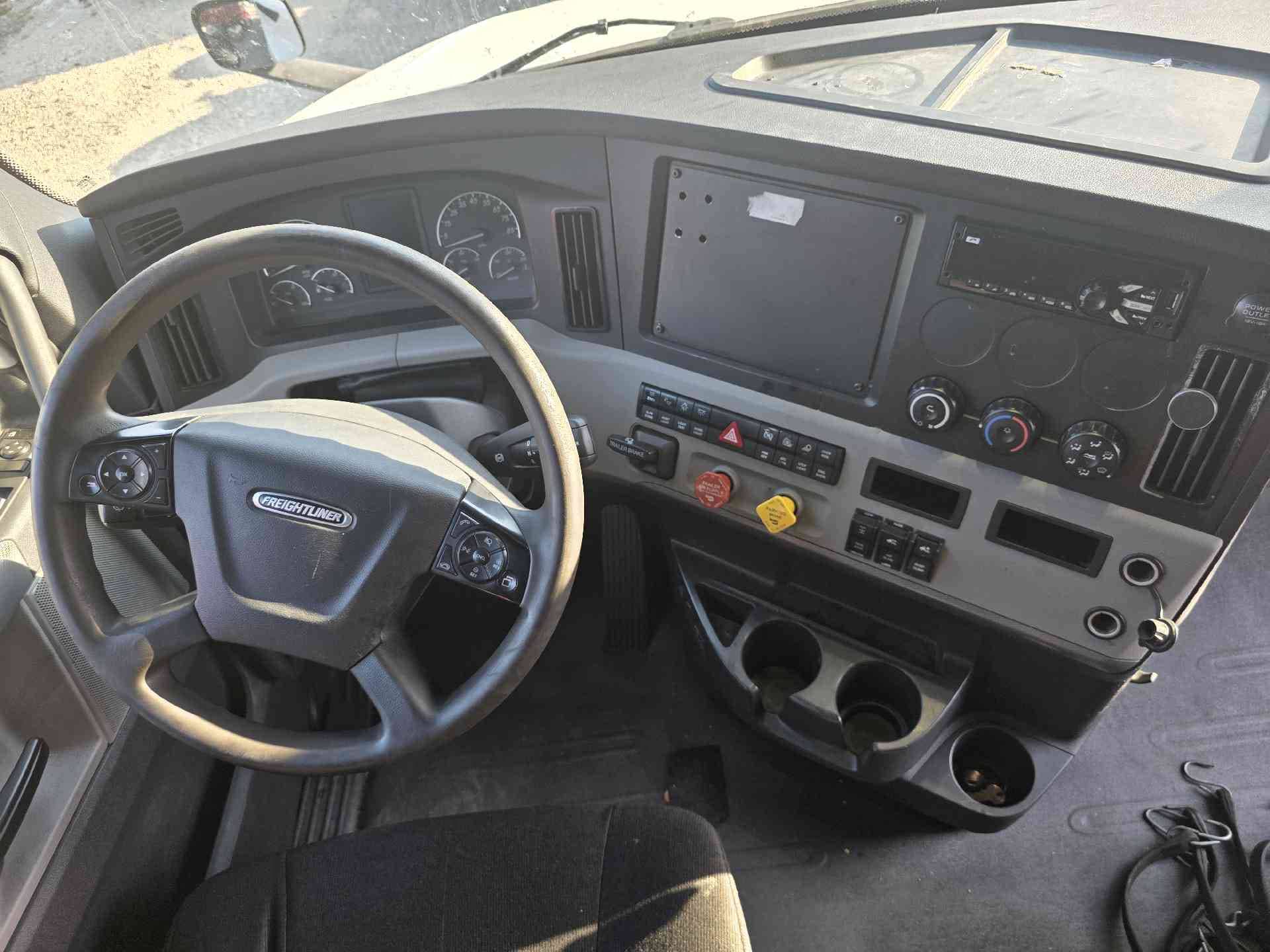 2020 Freightliner Cascadia image 3