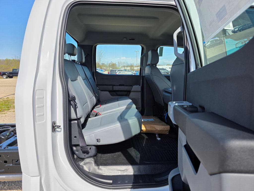 2026 Ford F-450SD XL DRW CAB CHASSIS image 30