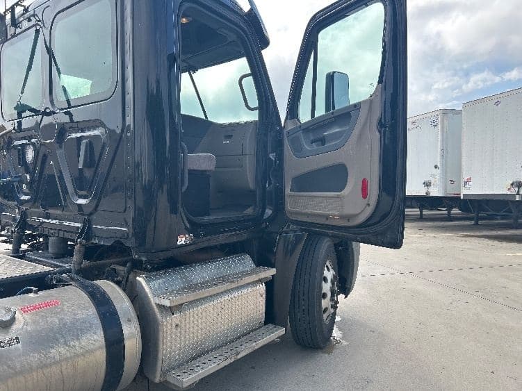 2019 Freightliner Cascadia 12564ST Day Cab | Detroit DD15 455 HP | 6x4 | Air Ride image 11