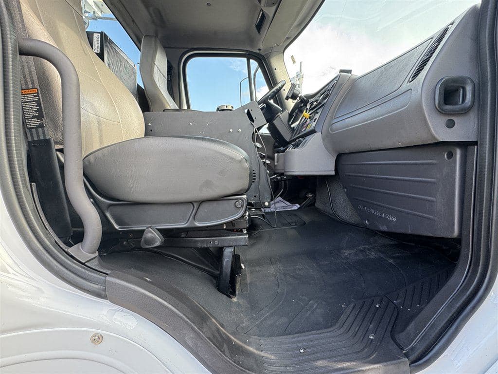 2018 Freightliner M2-106 image 59