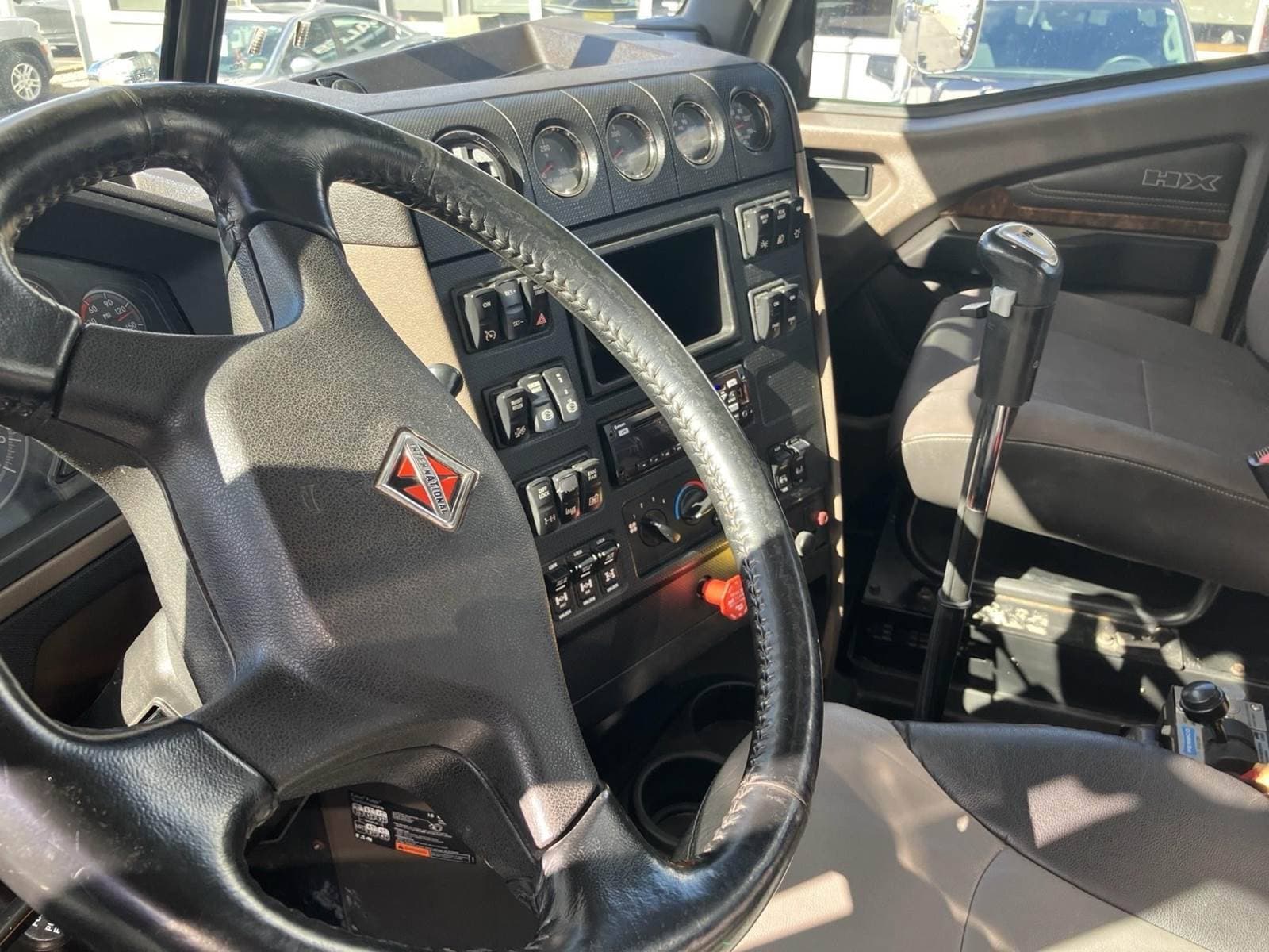 2018 International HX620 image 7