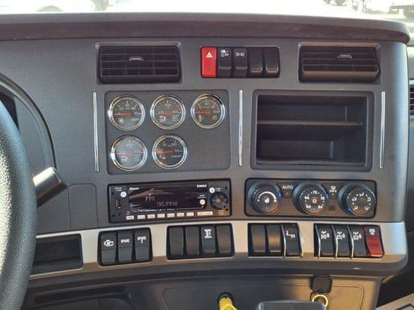 2025 Kenworth T880 image 18