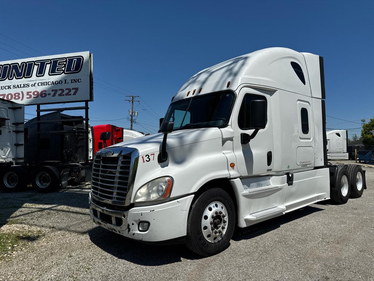 2015 Freightliner Cascadia 125 image 1
