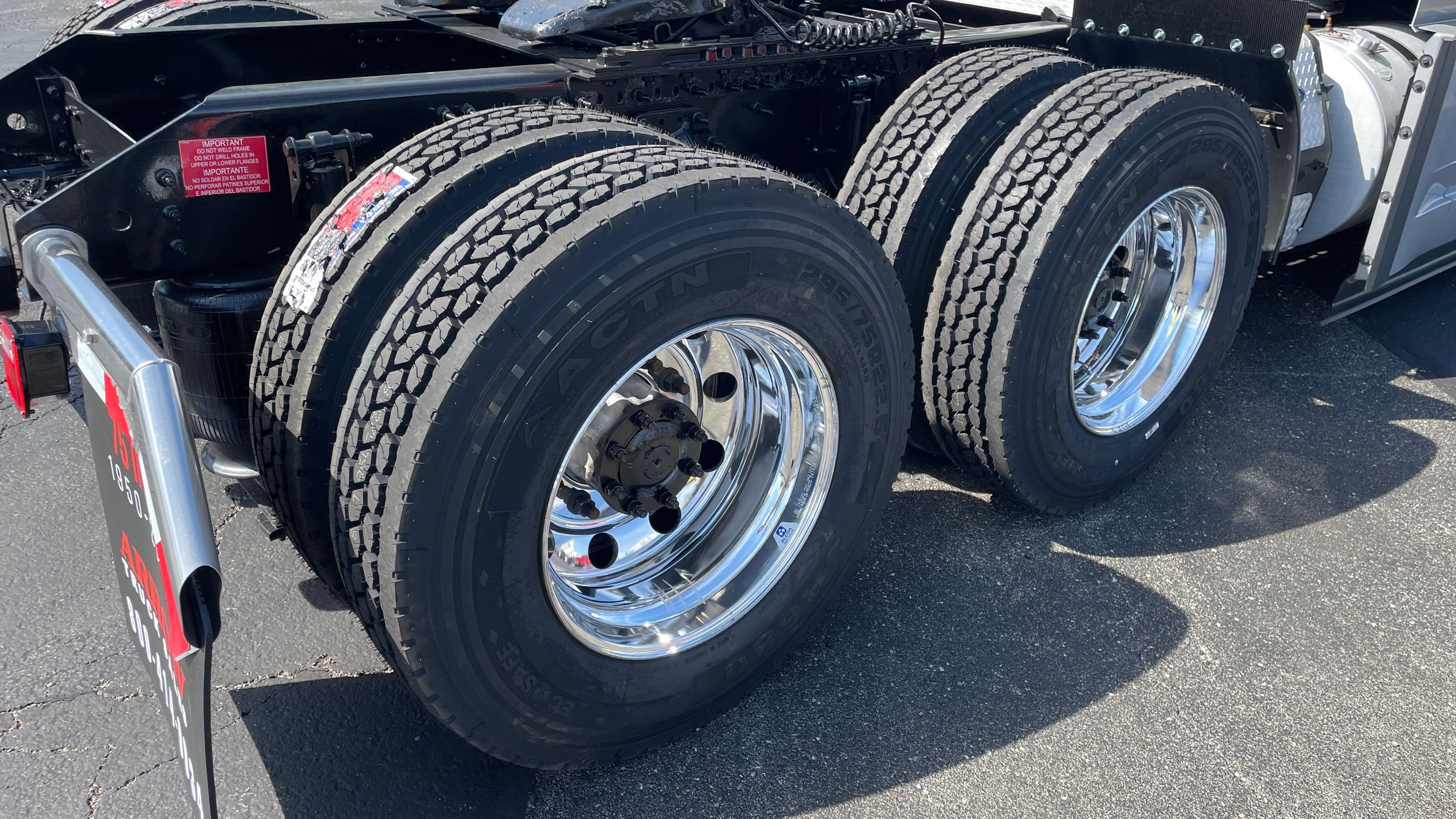 2022 Volvo VNL860 image 6