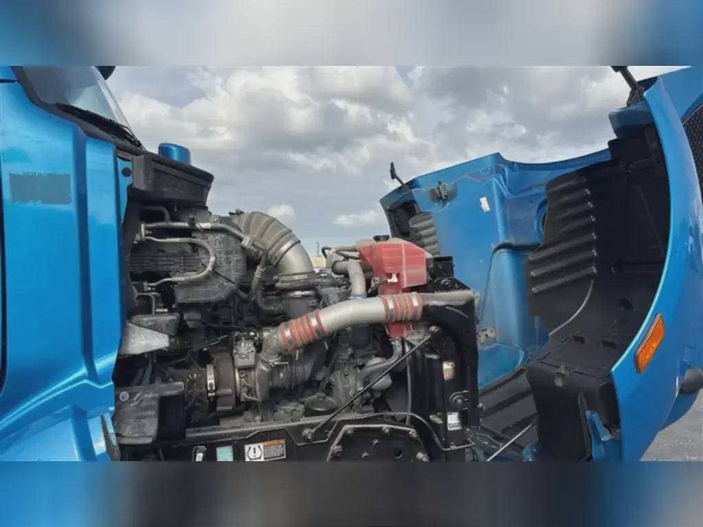 2022 Peterbilt 579 image 2