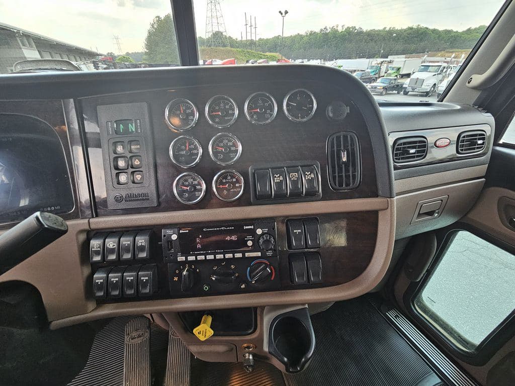 Used 2024 PETERBILT 389 image 9