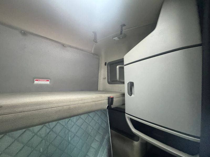 2020 Volvo VNL image 23