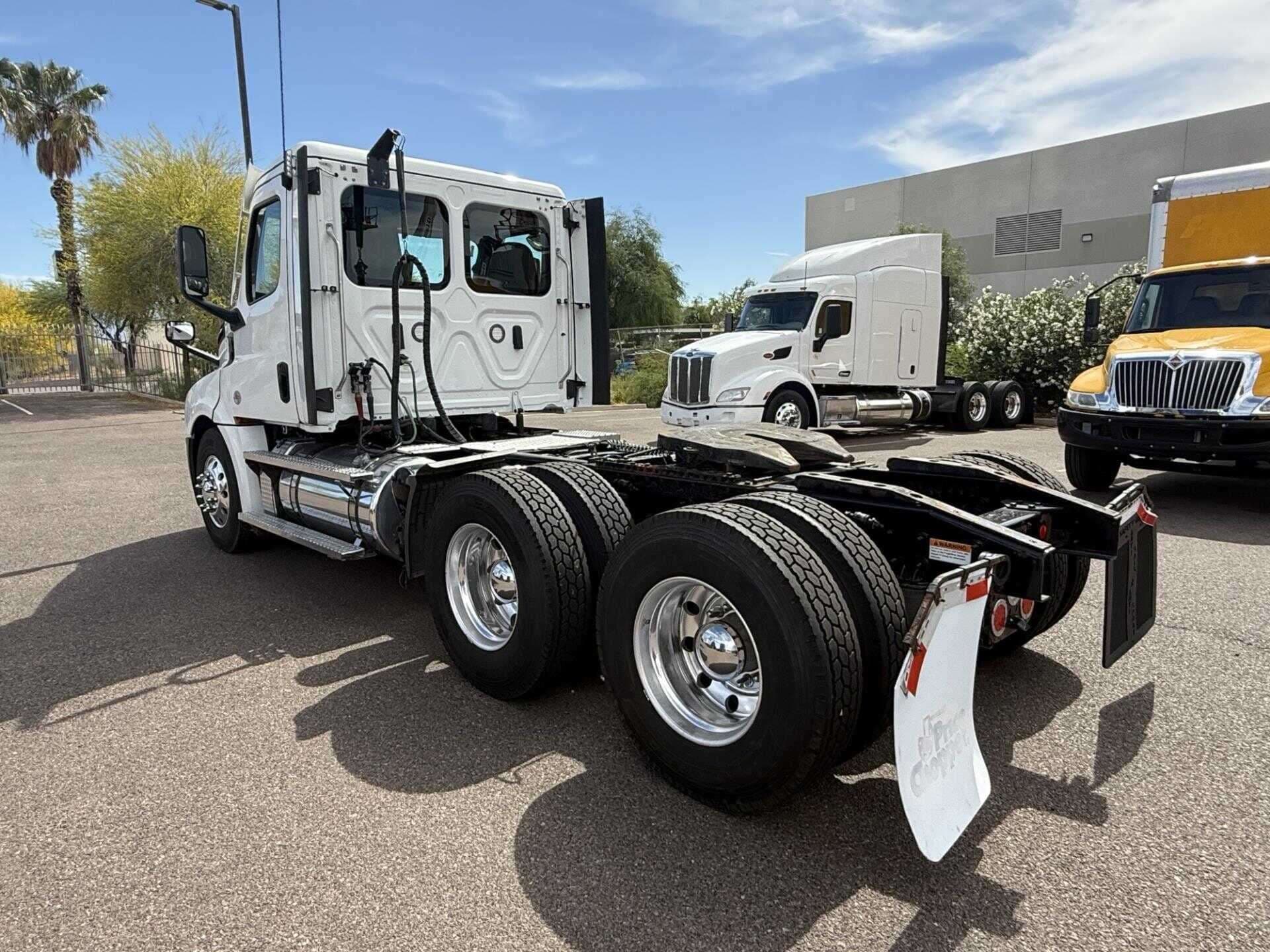 2022 Freightliner Cascadia 126 image 3